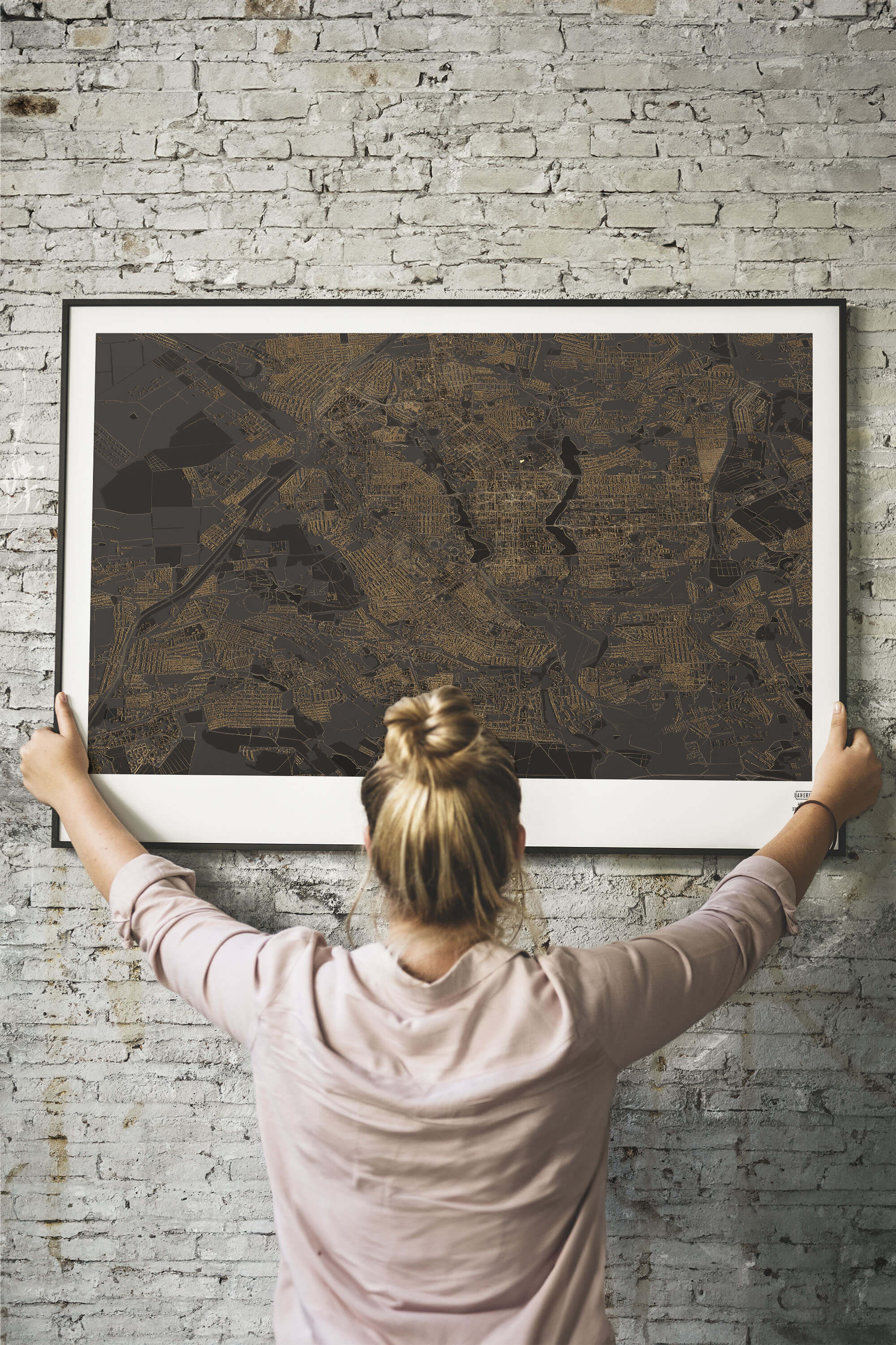 Донецьк та його 3д картина у рамці в стильному інтер'єрі