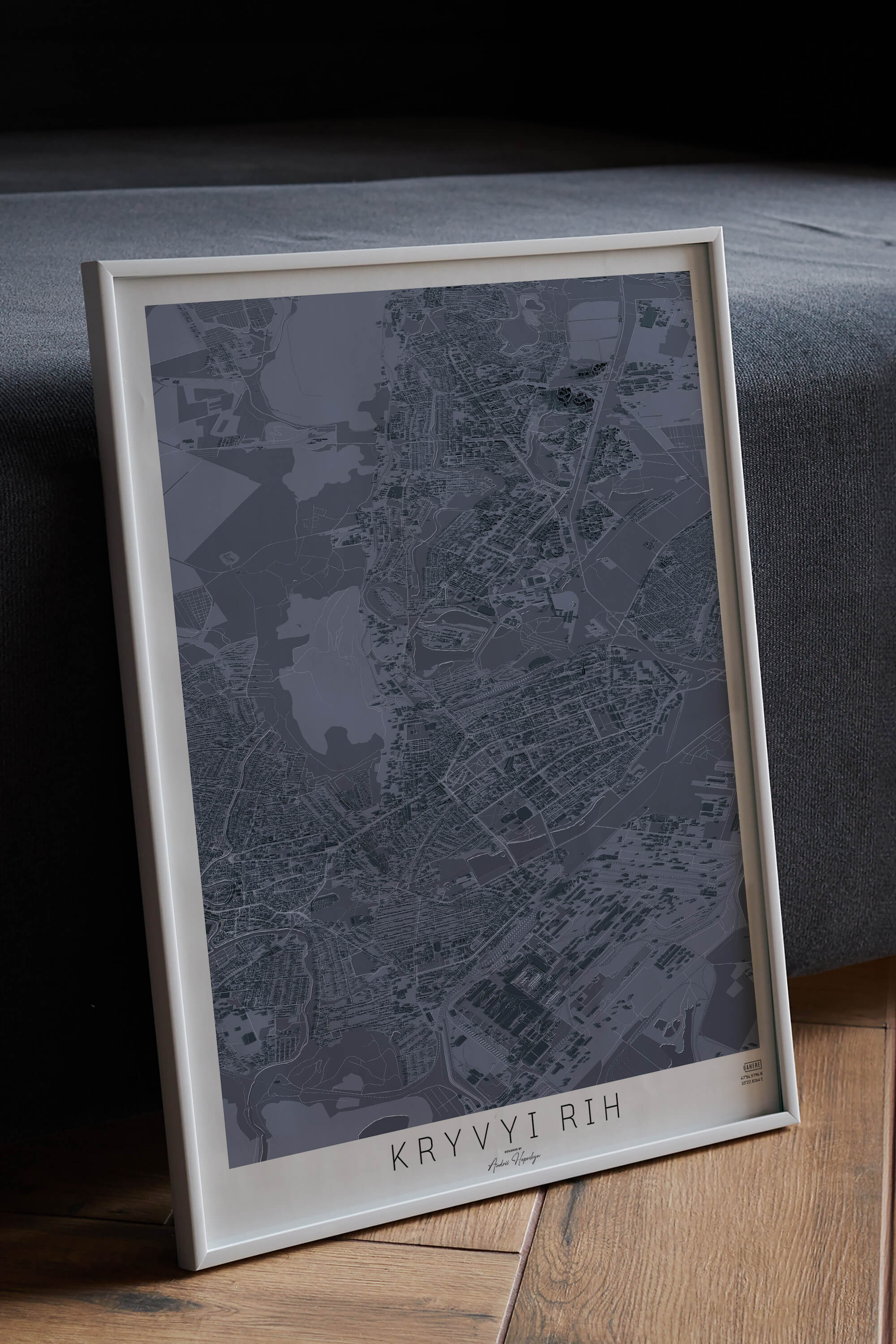 графітова 3д картина міста Кривий Ріг в рамці на підлозі