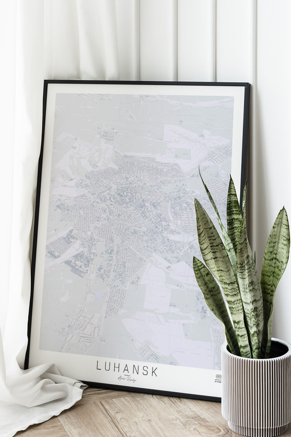 Картина міста Луганськ в рамці на фоні стіни