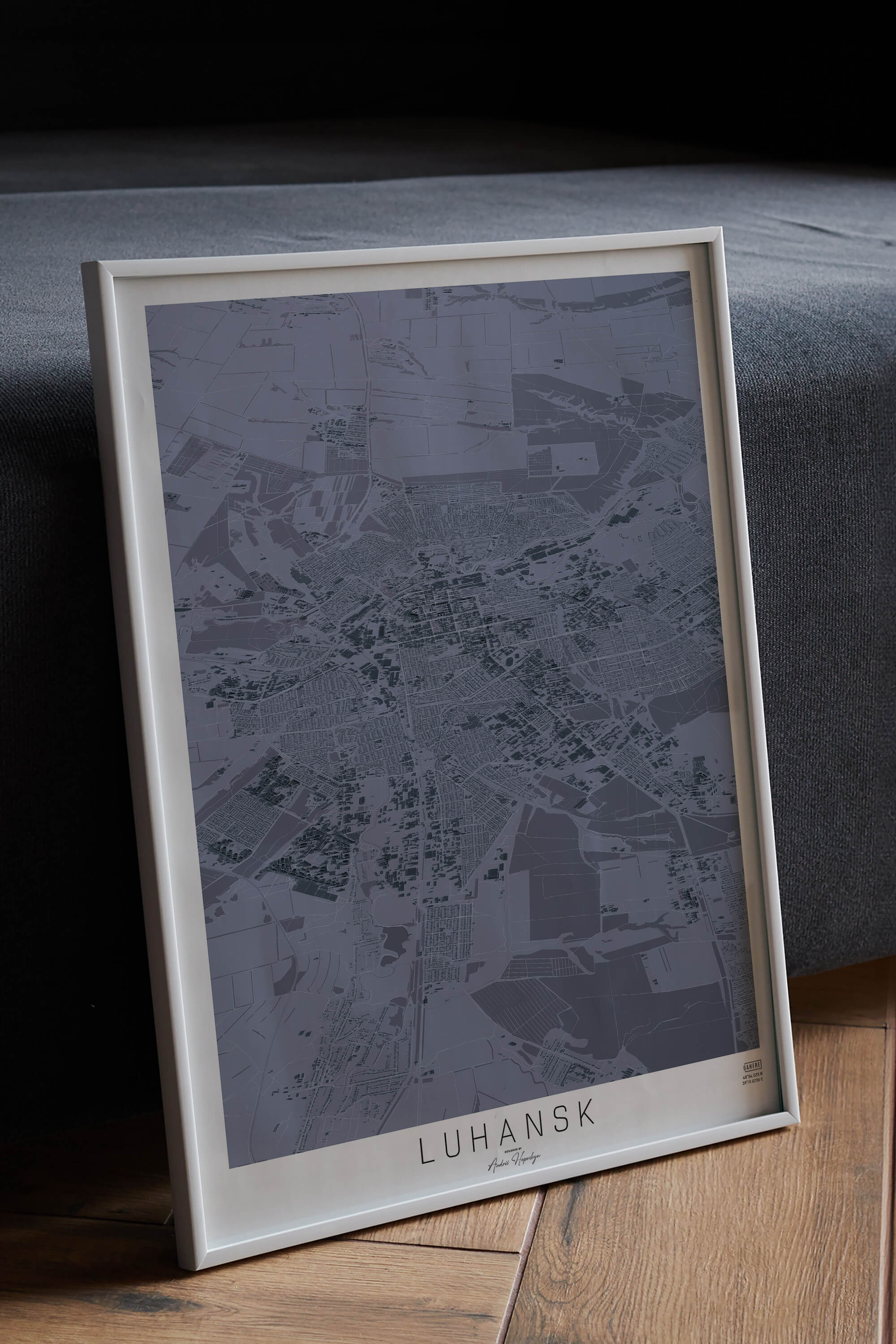 графітова 3д картина міста Луганськ в рамці на підлозі