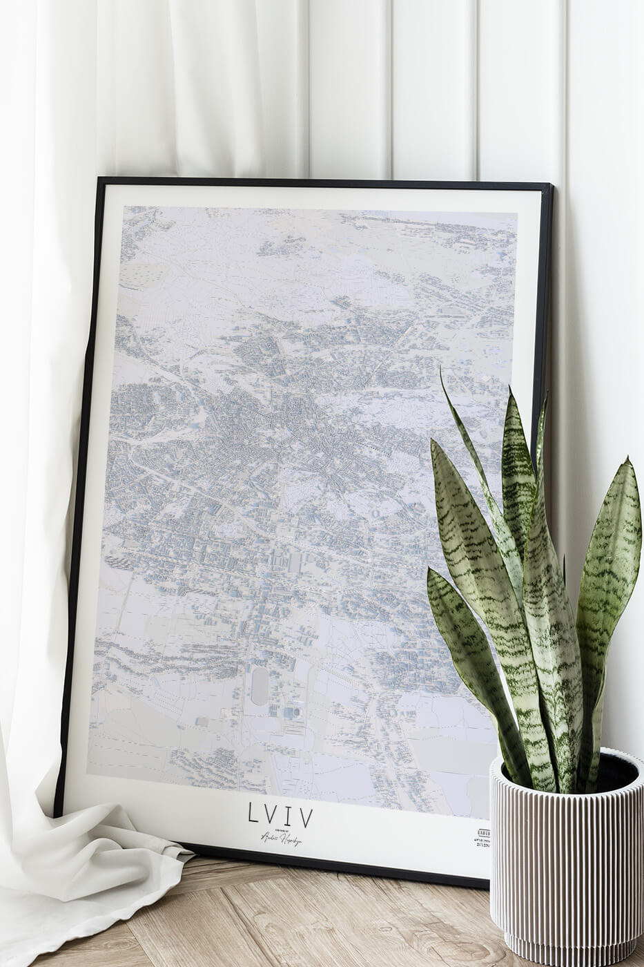 Картина міста Львів в рамці на фоні стіни