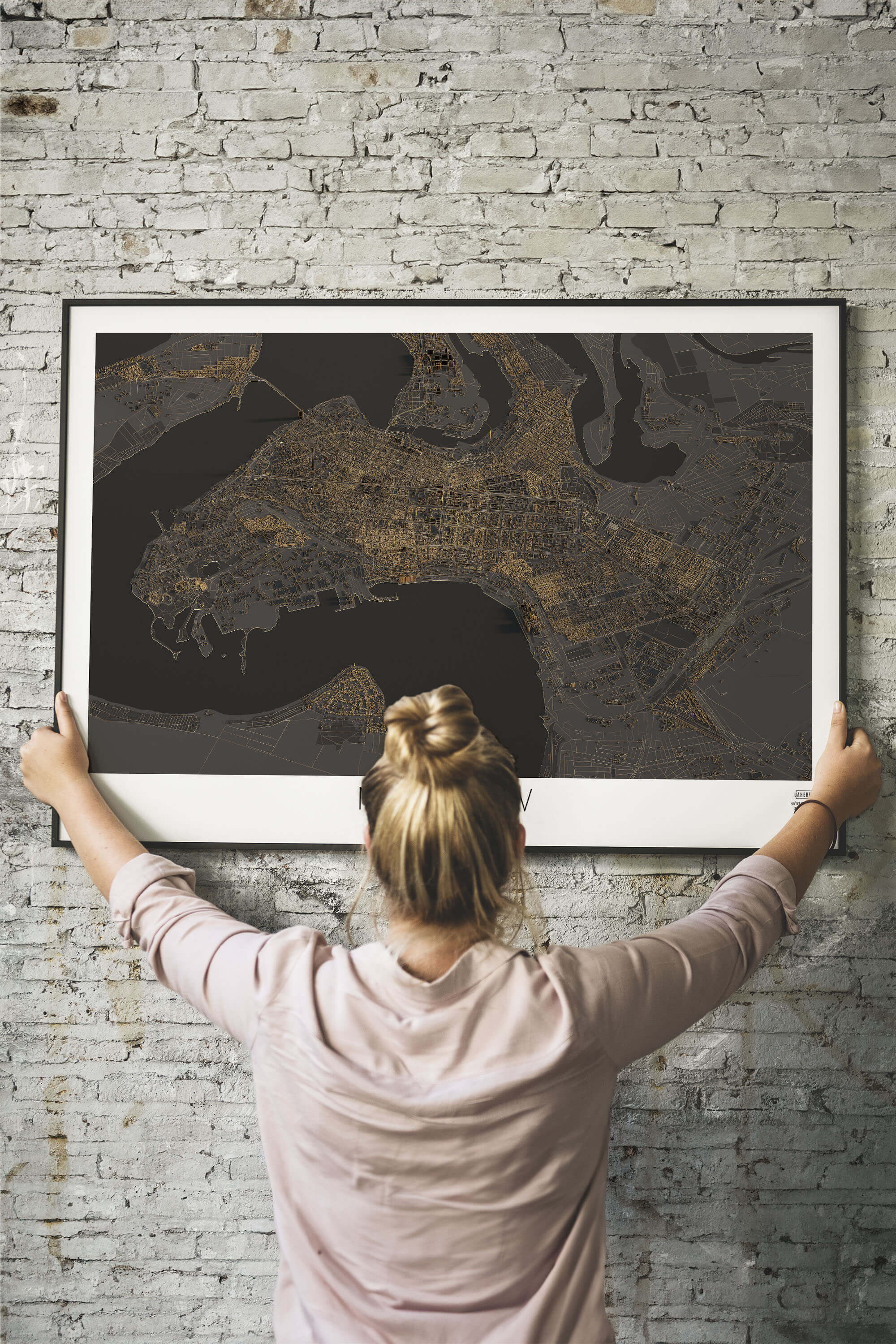 Миколаїв та його 3д мапа у рамці в сучасному інтер'єрі