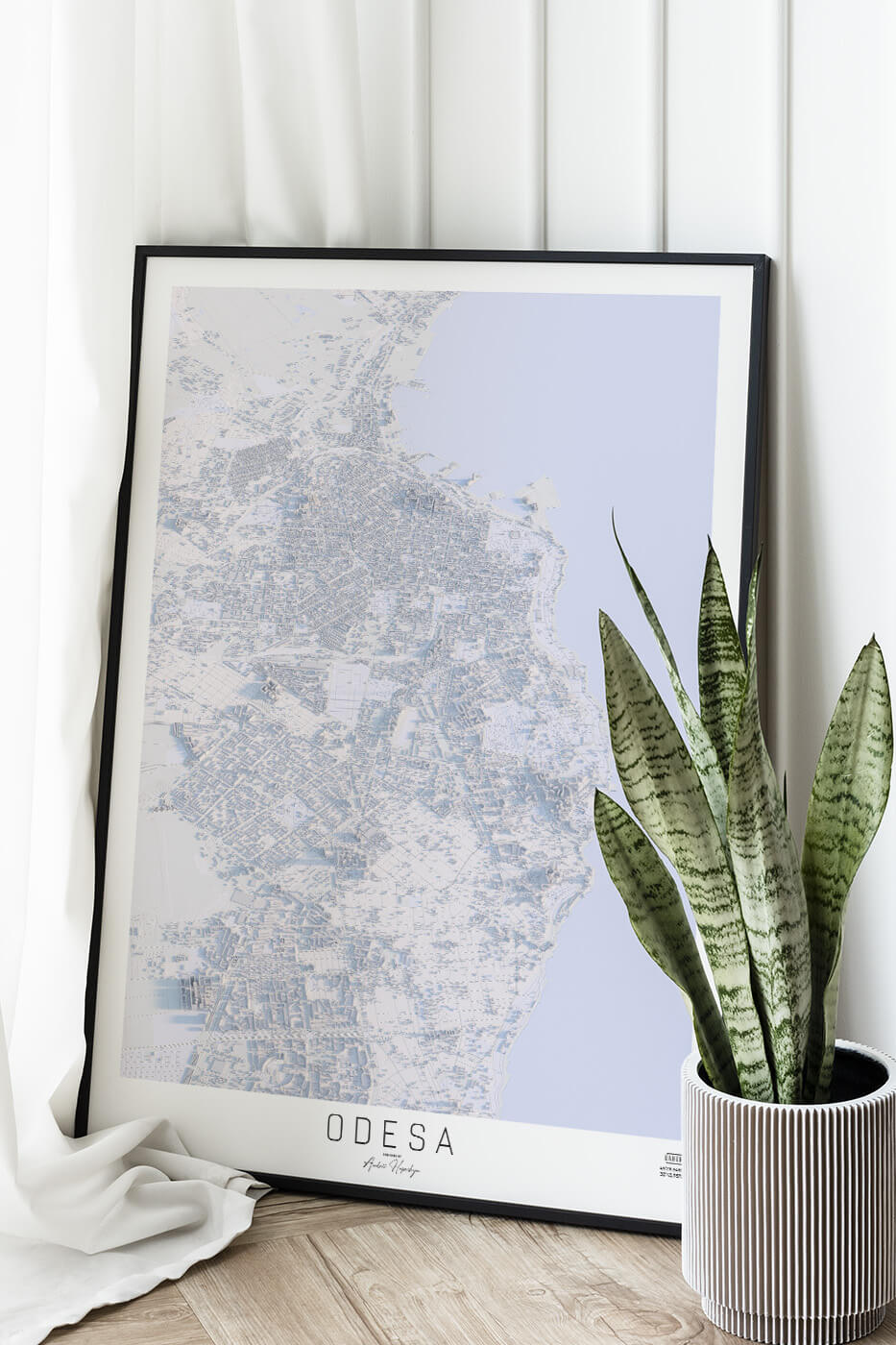 Картина міста Одеса в рамці на фоні стіни
