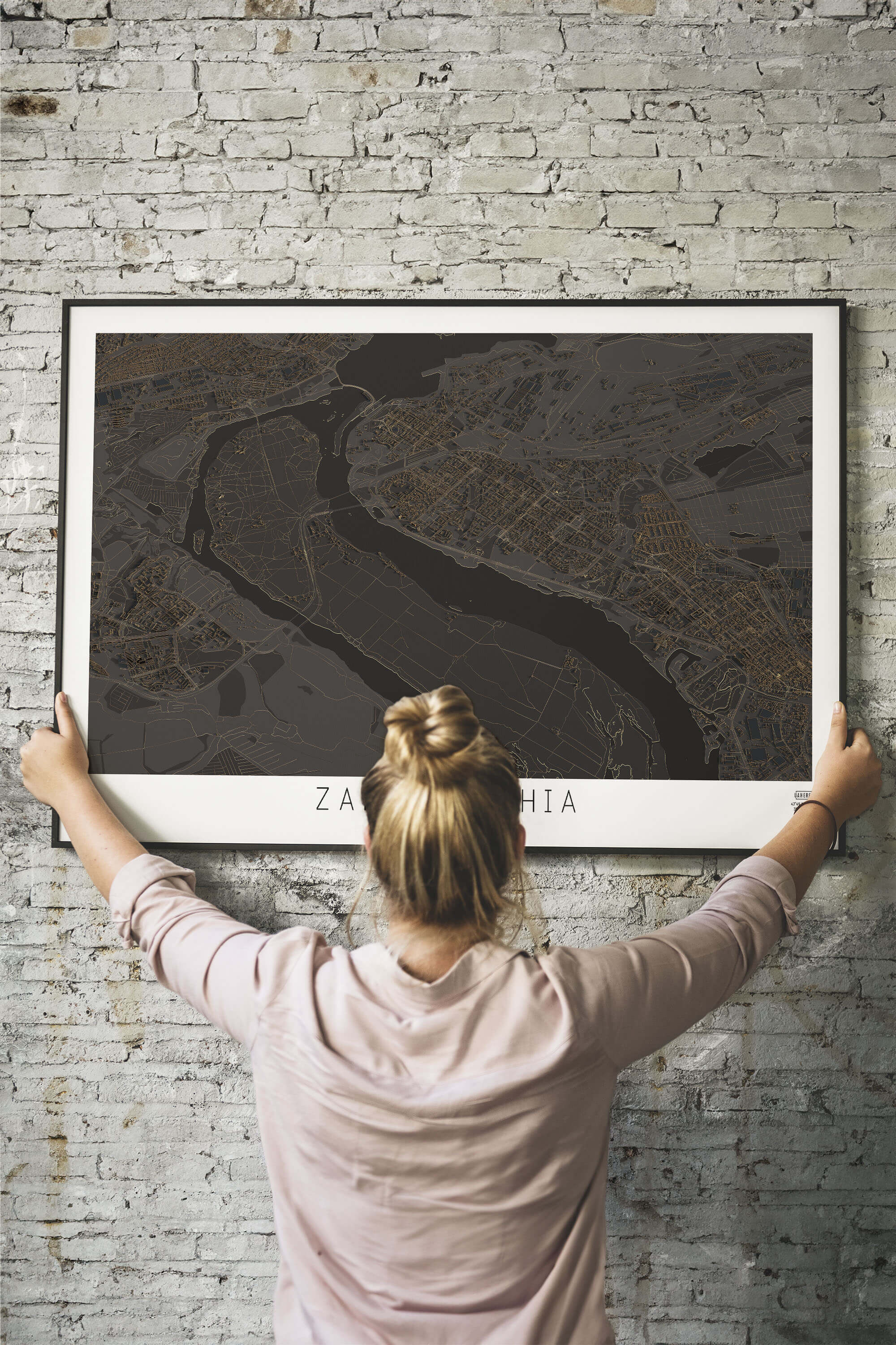 Запоріжжя та його 3д мапа у рамці в сучасному інтер'єрі